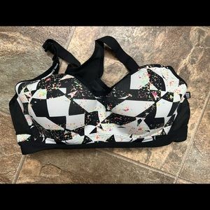 Victoria’s Secret sports bra. Size 34C with clasp. Great condition.